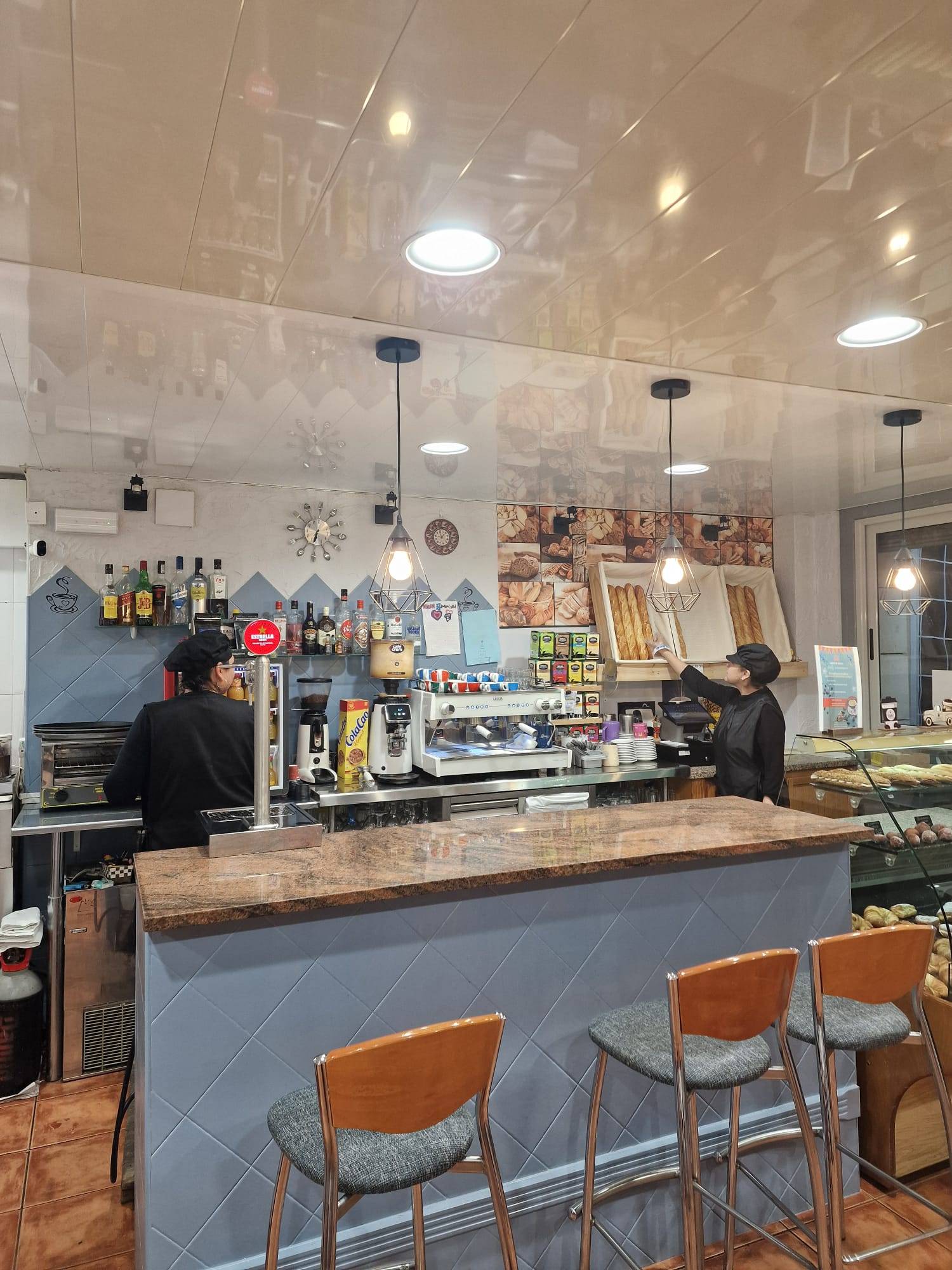 Foto Barra Con Blanca Y Magaly